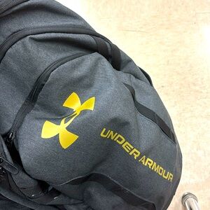Im selling a under armour bag worn once smells good